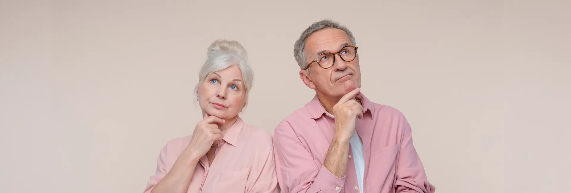 Mann und Frau &uuml;berlegen, fr&uuml;her in Pension zu gehen und wie sich das auf ihre Pensionsh&ouml;he auswirkt.