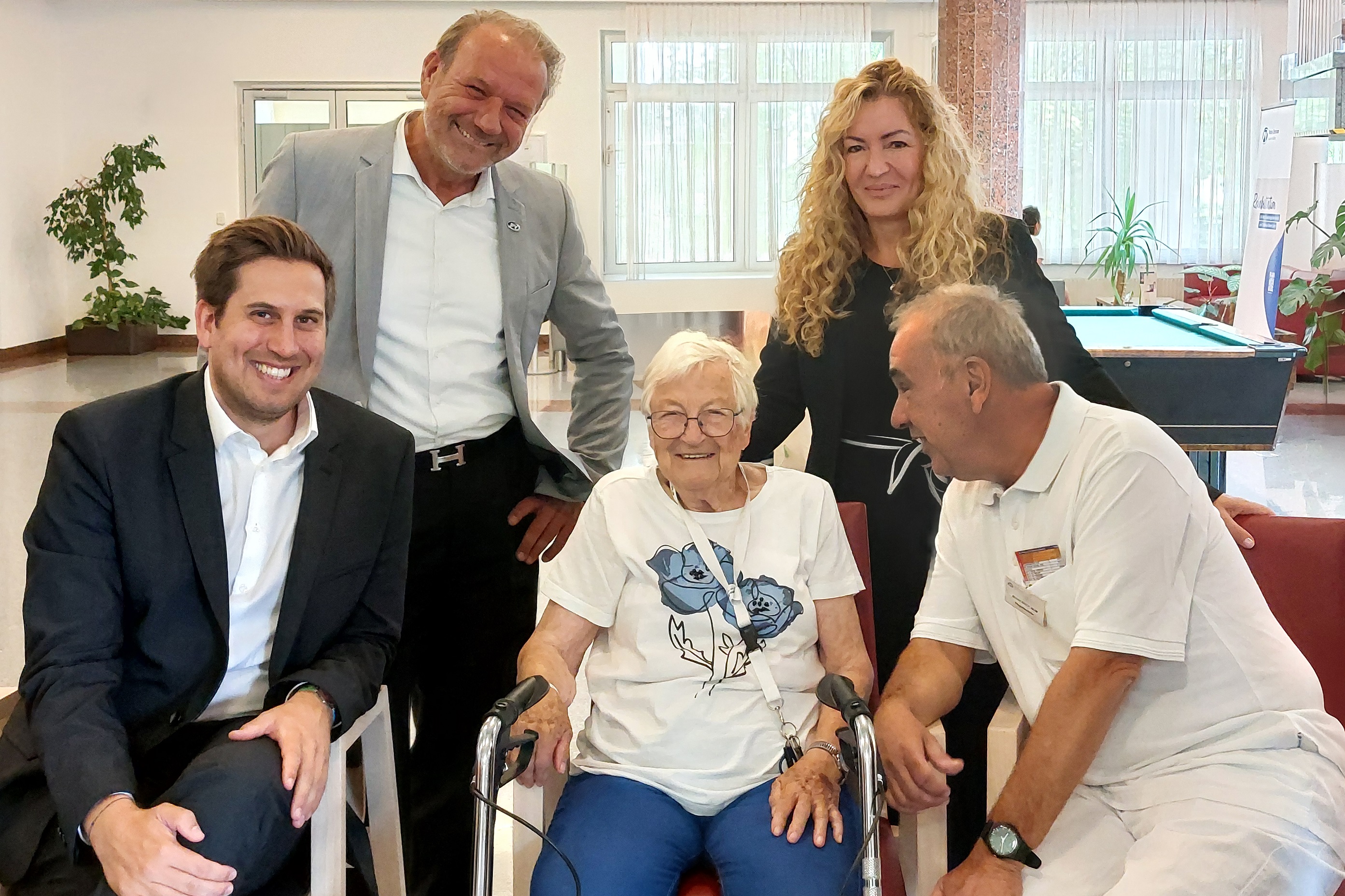 STS Pr&ouml;ll und Vertreter*innen der Pensionsversicherung mit Patientin im Reha-Zentrum Laab im Walde