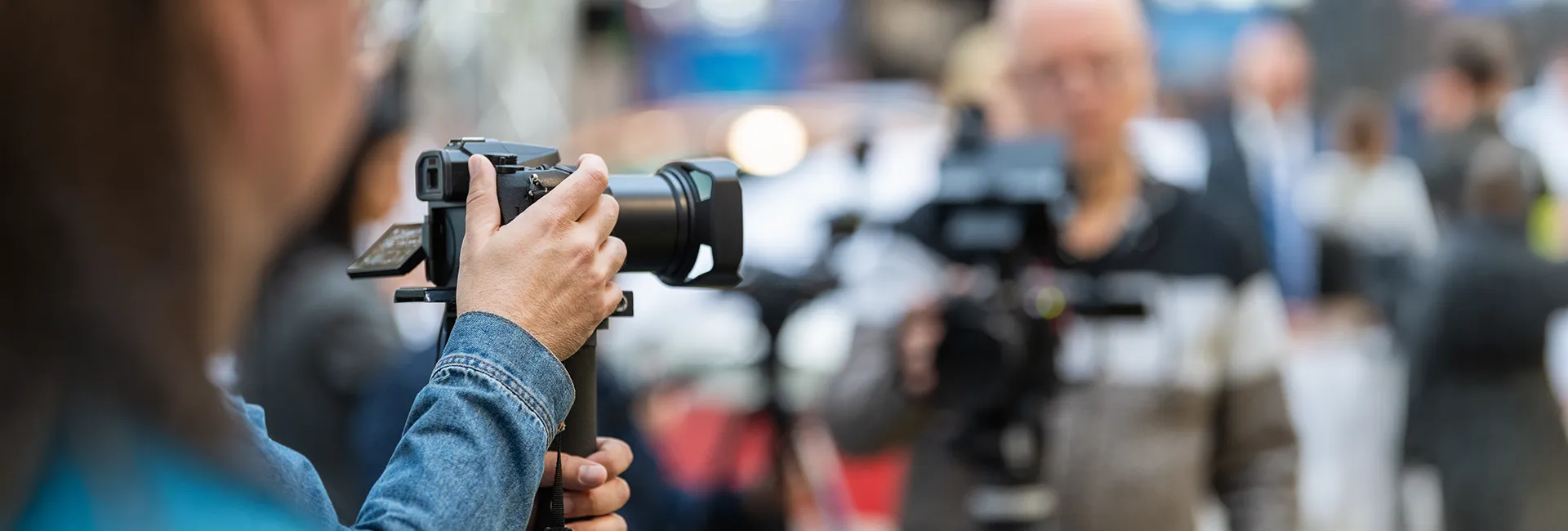 Pressefotos der Pensionsversicherung: Person fotografiert mit einer Kamera